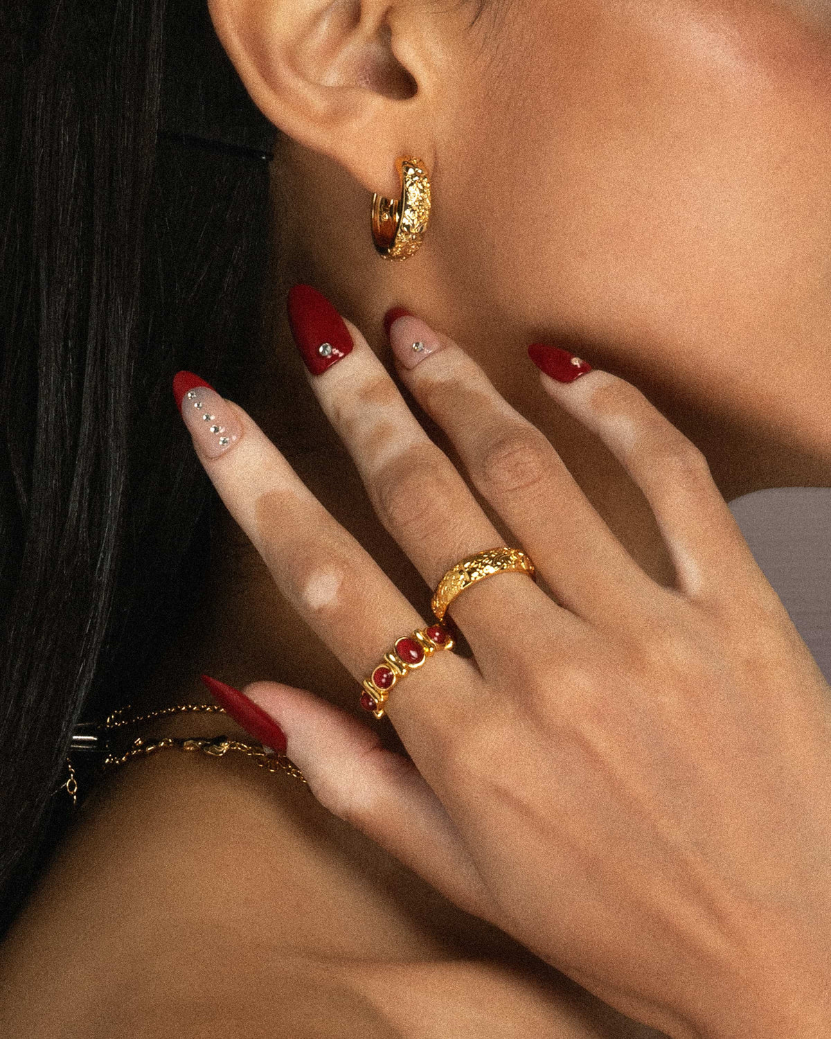 Vintage Band Ring with Red Natural Stone-Style Accents in Gold-Tone